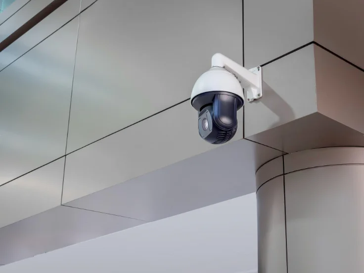 Caméra dôme PTZ Alsec installée en façade d'un bâtiment